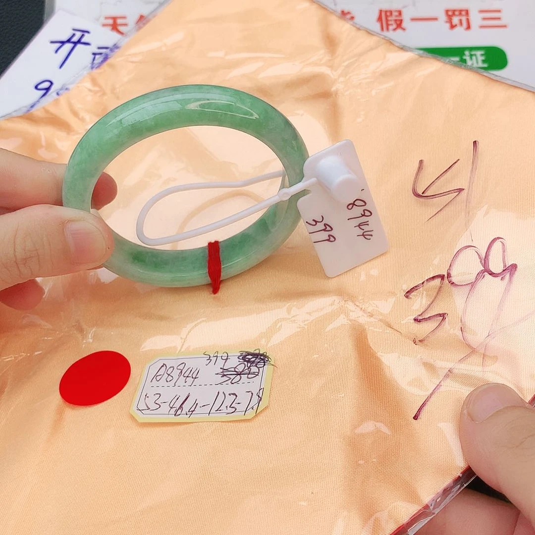 翡翠手镯未镶嵌翡翠