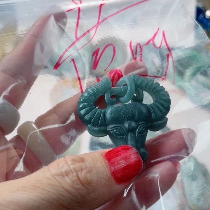 溜***溜未镶嵌定制翡翠毛货