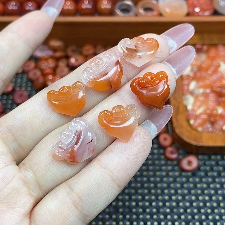 南红玛瑙未镶嵌颈饰如意锁