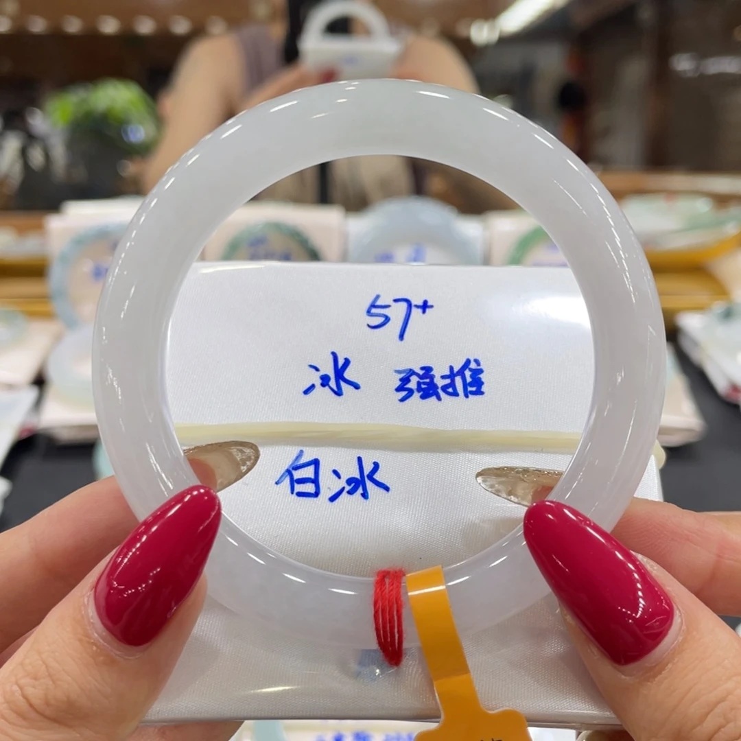 翡翠手镯未镶嵌翡翠