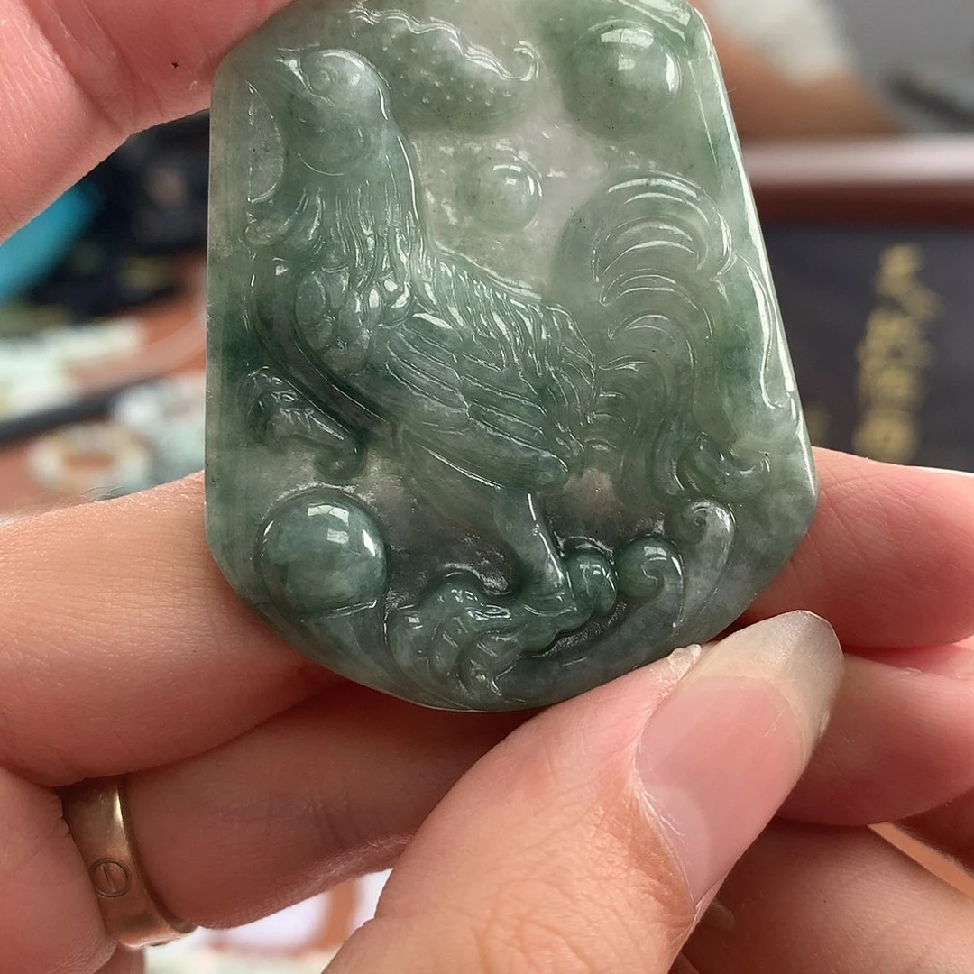 翡翠未镶嵌颈饰有裂