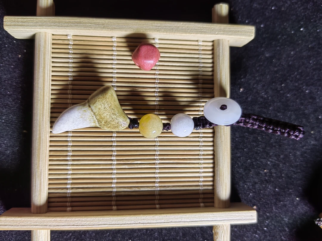 鹿角雕刻爪子，手工编绳，可做包挂，钥匙扣，手机链等，古法染色