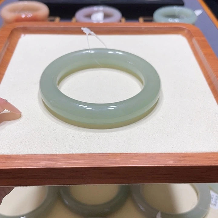 未镶嵌手镯石英岩玉期****.