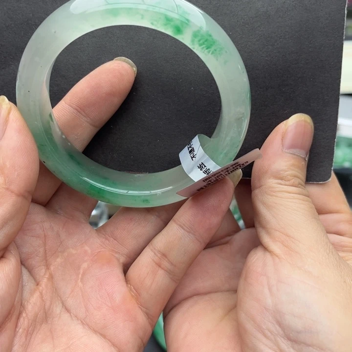 樽***婷石英质玉未镶嵌手镯