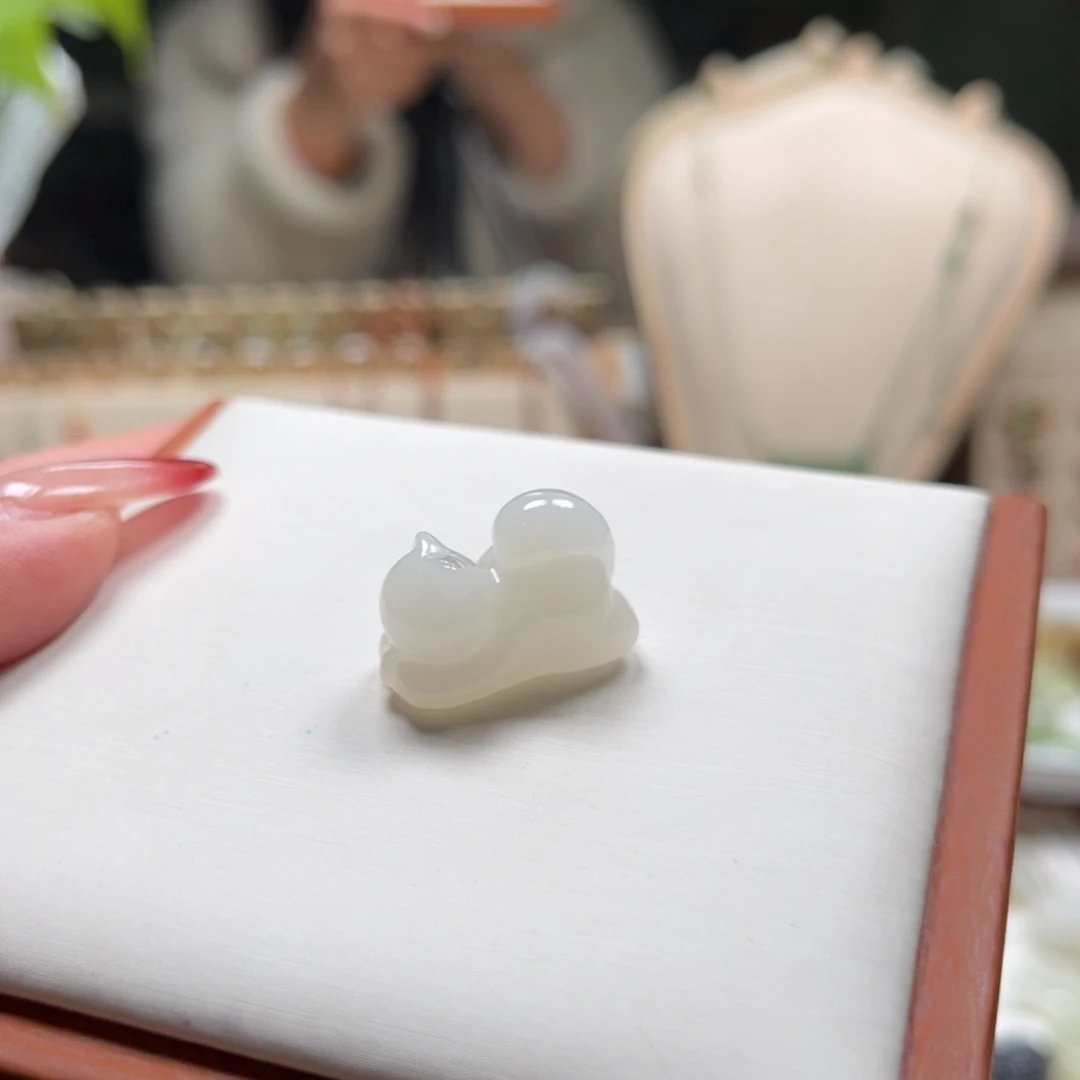 颈饰未镶嵌和田玉沁*