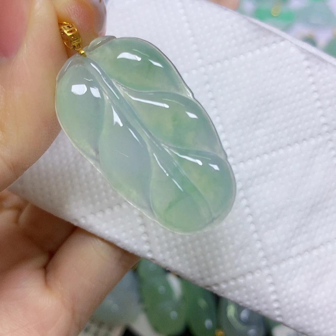 颈饰18K金镶嵌翡翠挂件