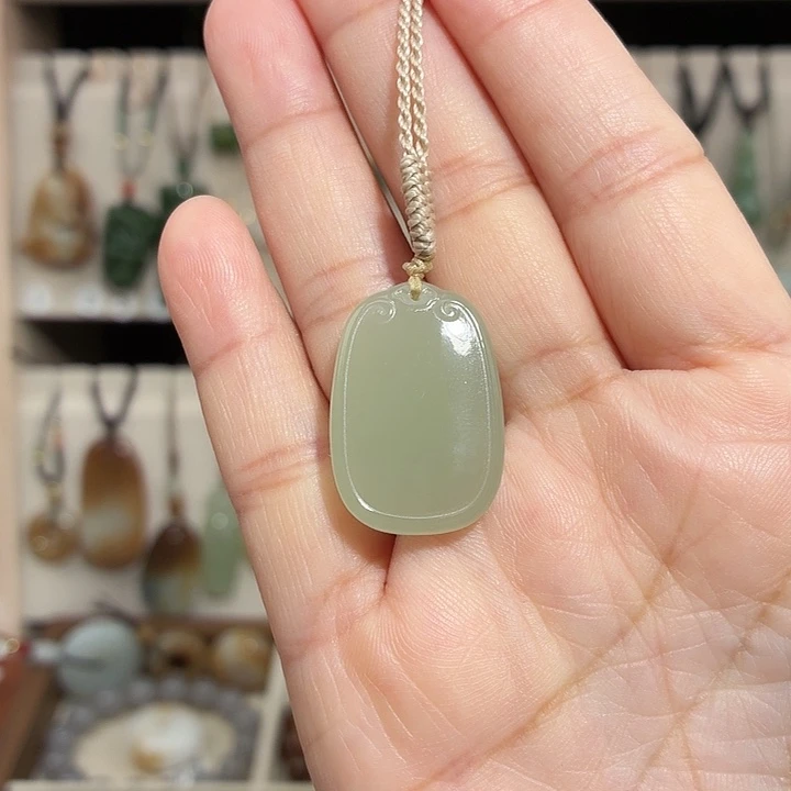 和田玉未镶嵌颈饰小无事牌