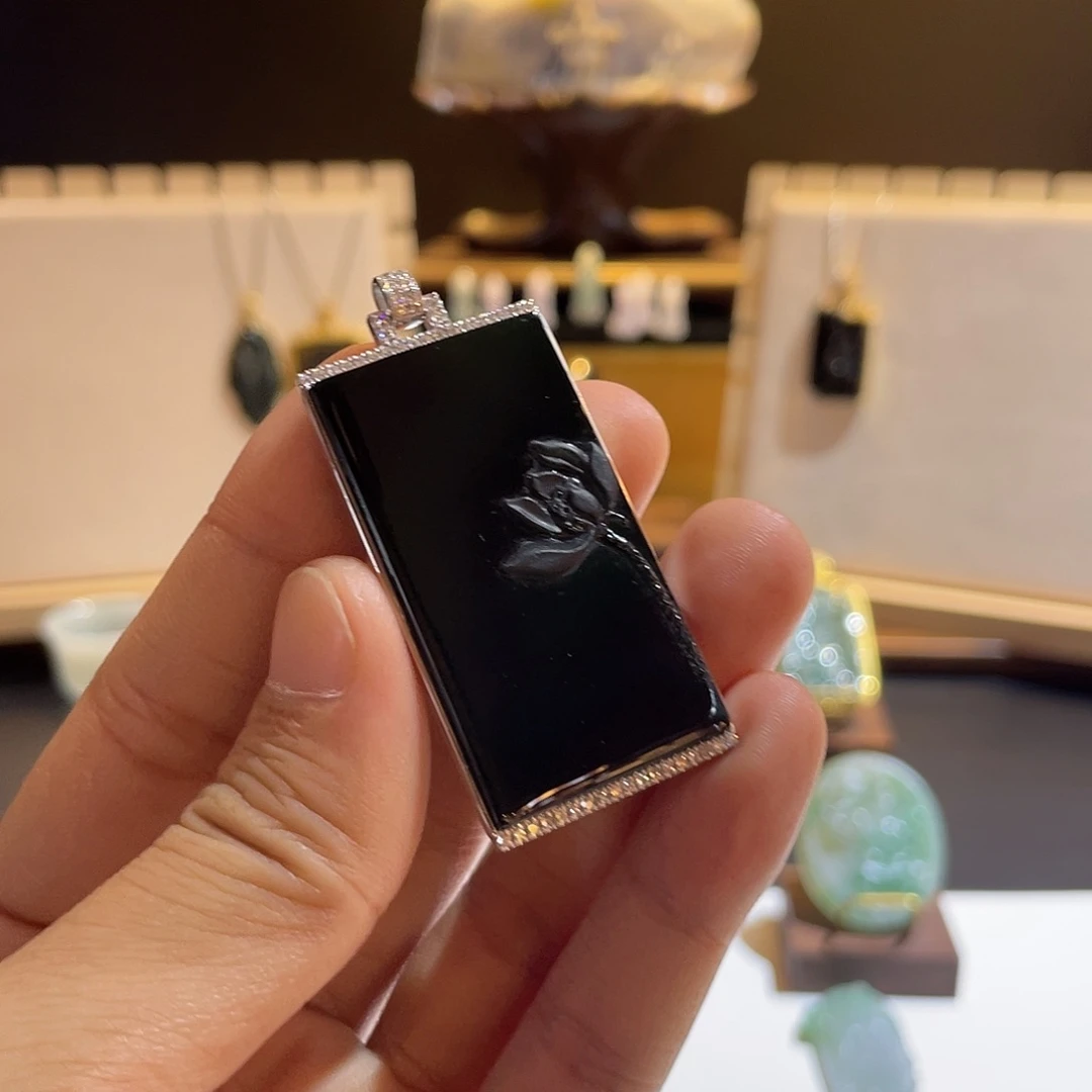 翡翠18K金镶嵌颈饰墨翠