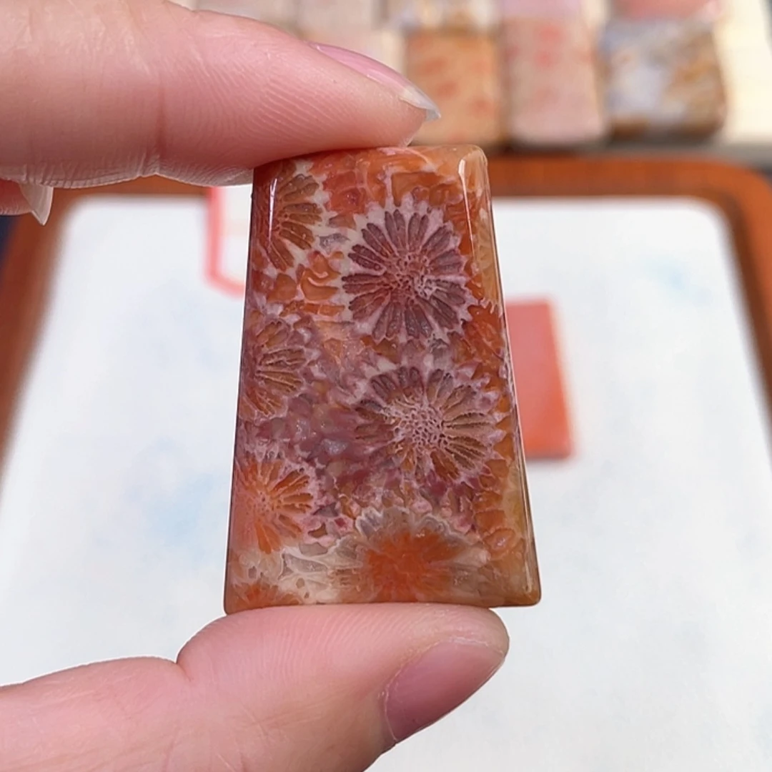 【闪购商品】硅化玉吊坠(赠链)未镶嵌时**梭