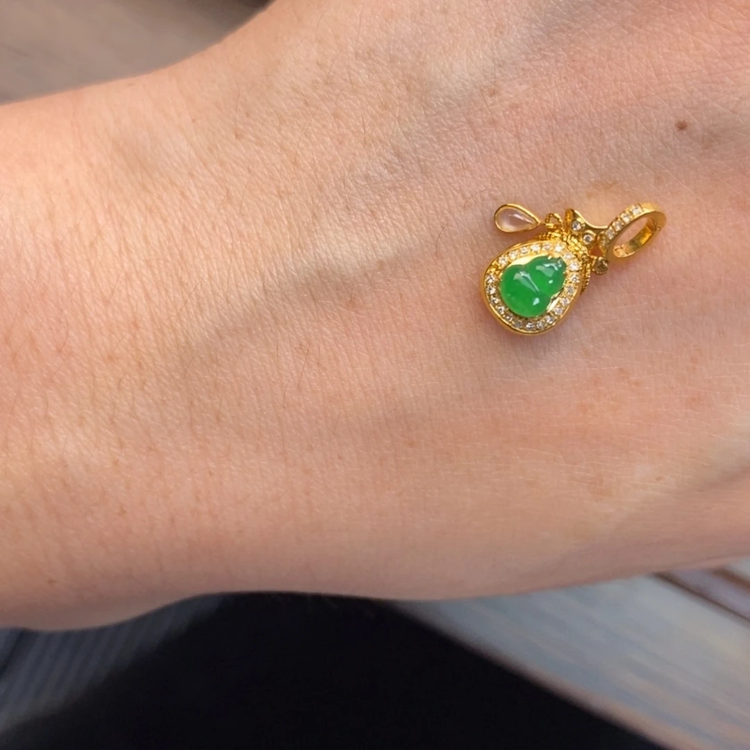 ঞ***ঞ翡翠18K金镶嵌颈饰翡翠