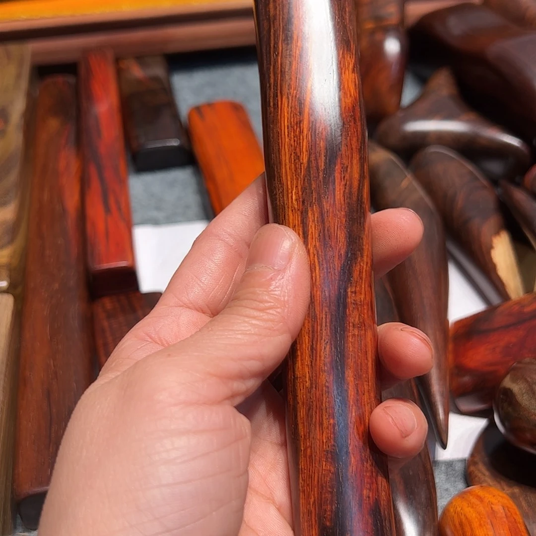 交趾黄檀（大红酸枝）盘**图