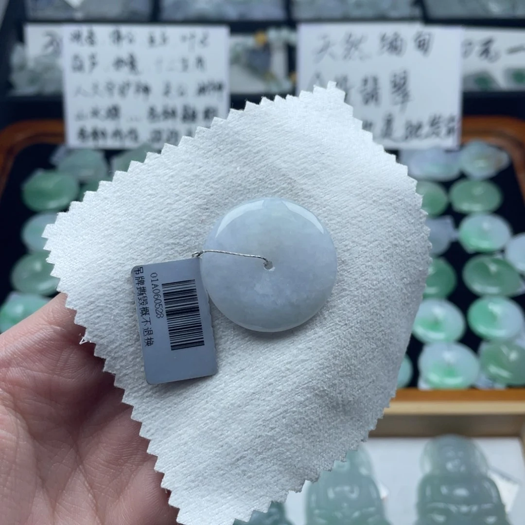 翡翠颈饰未镶嵌平安扣