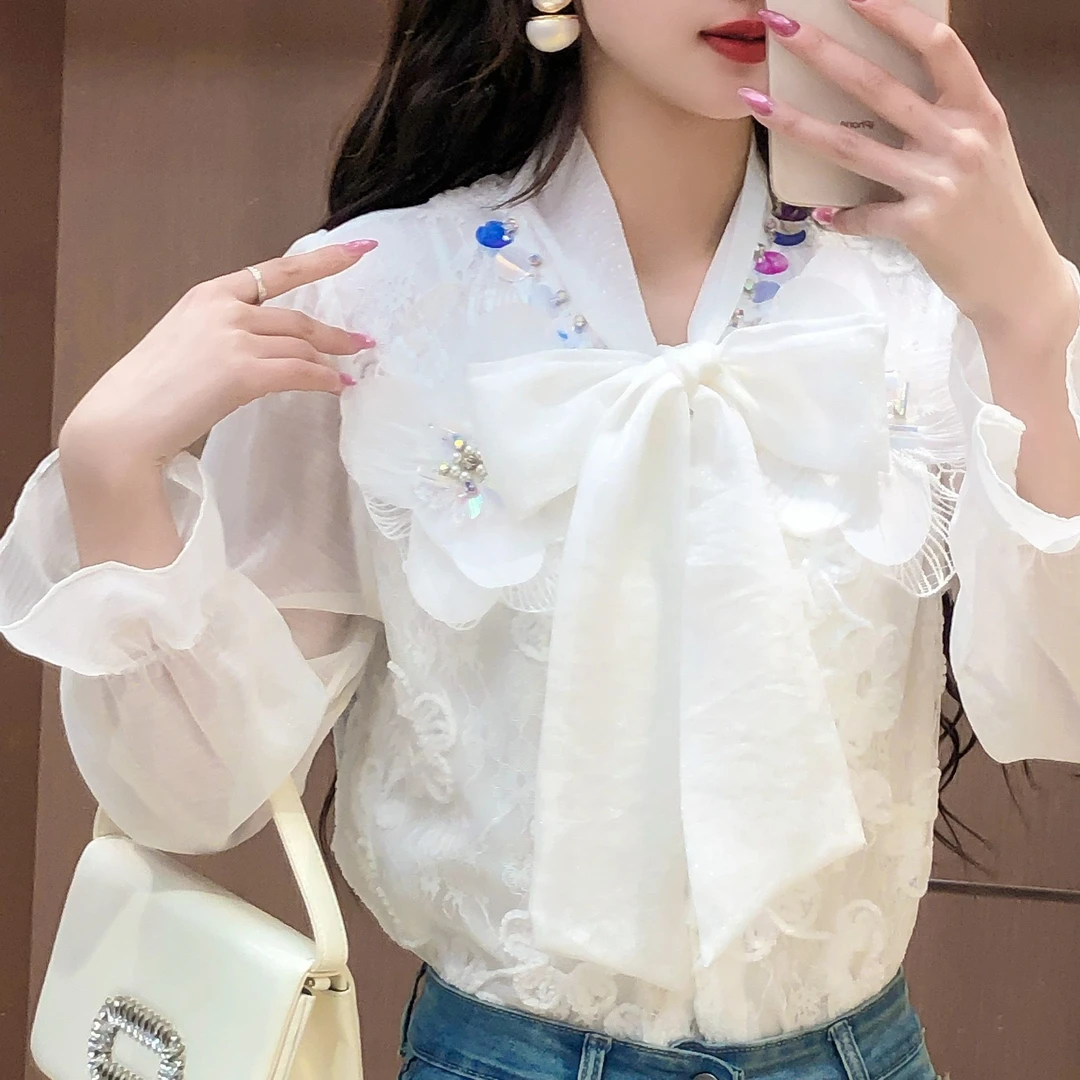 艾日秀温柔甜美风花朵绣花亮片系带蝴蝶结喇叭袖衬衫 E8707