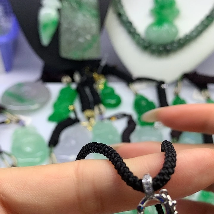 翡翠未镶嵌颈饰源头