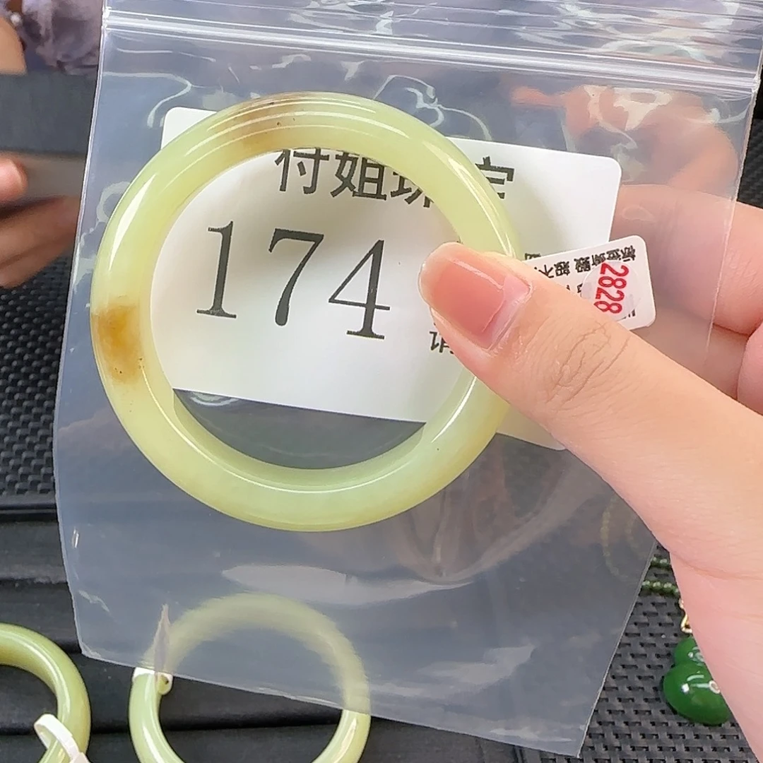 自***在和田玉未镶嵌颈饰手镯56 174