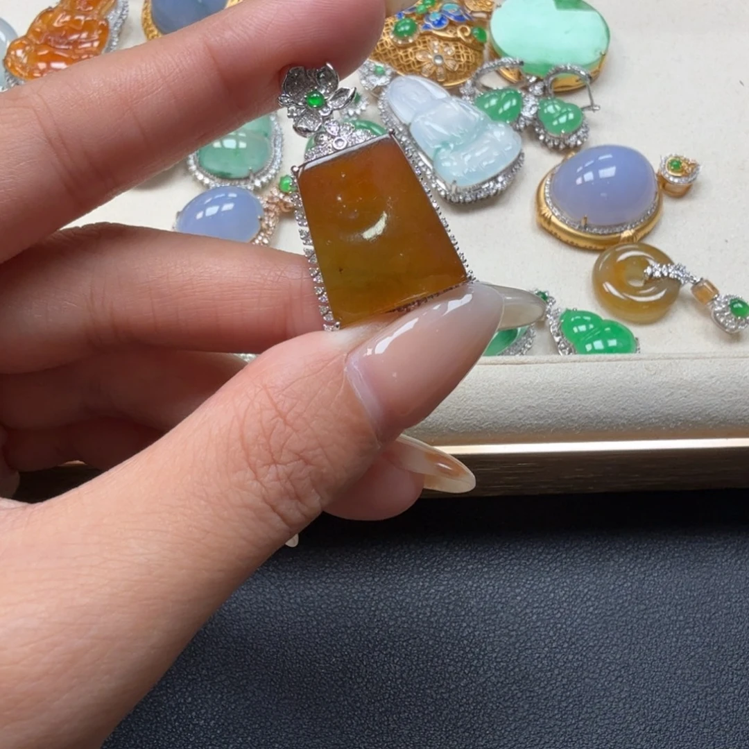 翡翠18K金镶嵌颈饰