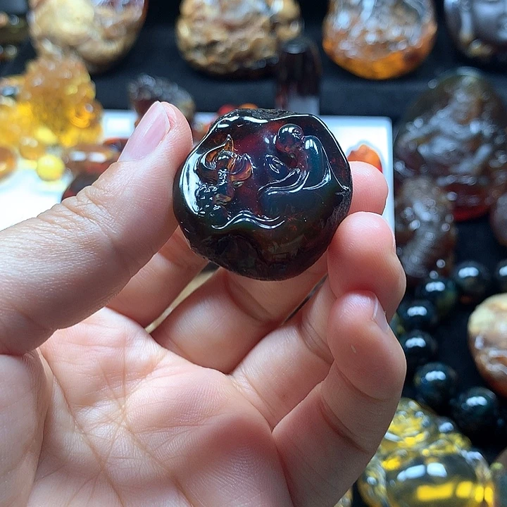 琥珀未镶嵌裸石蓝血玻璃体雕刻莲花吊坠
