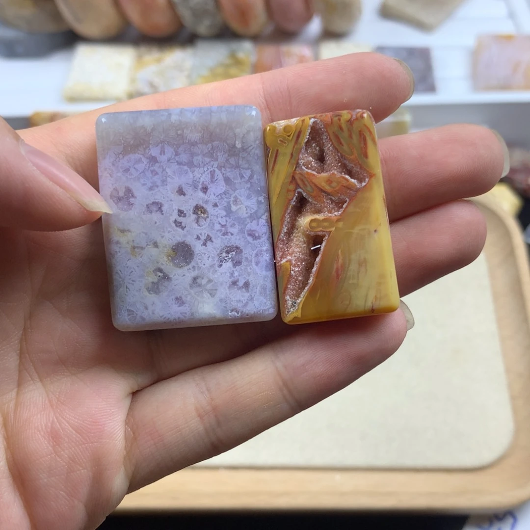 上***烟硅化珊瑚（珊瑚玉）未镶嵌笔搁