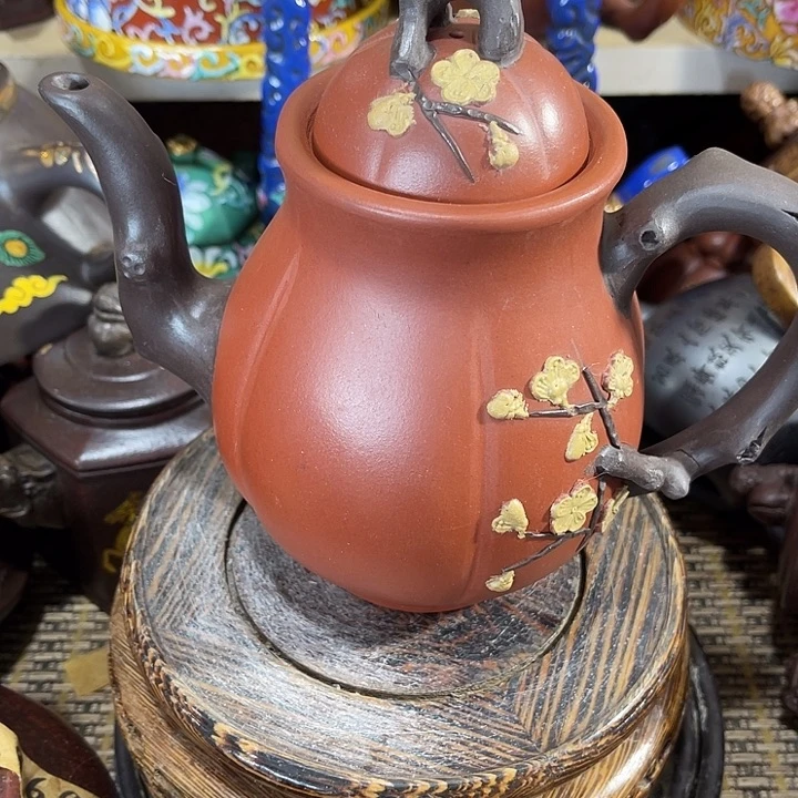 茶壶紫泥原矿泥料手工制作的一把紫砂壶。