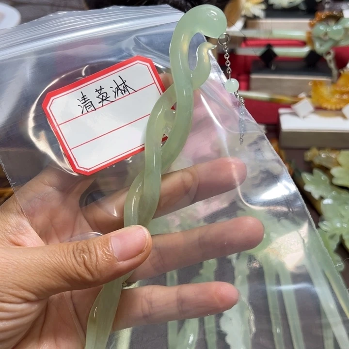 清***淋未镶嵌蛇纹石玉发簪