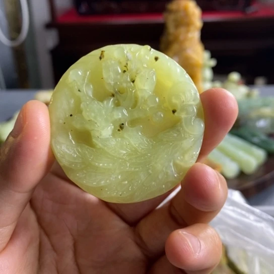蛇纹石玉未镶嵌颈饰和***财