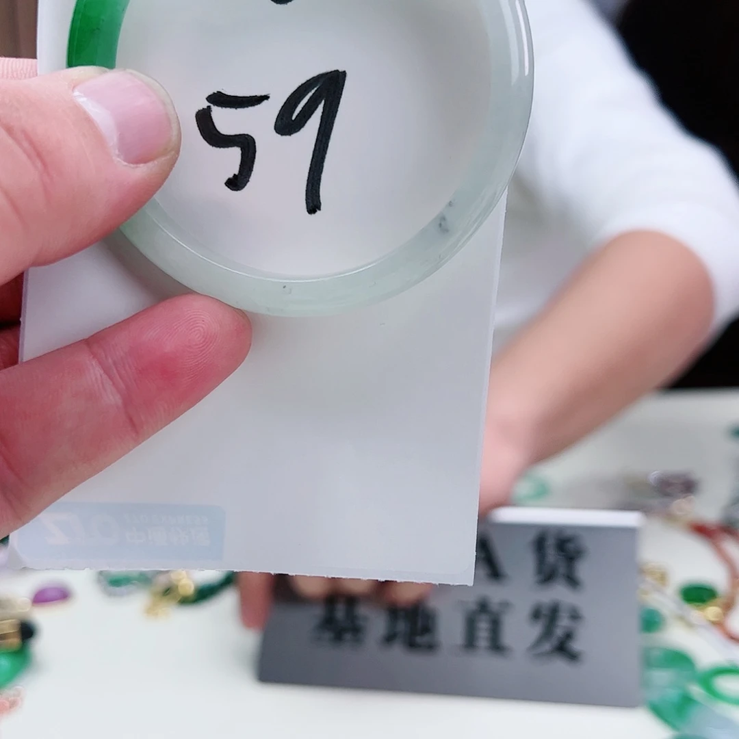 翡翠吊坠(赠链)未镶嵌