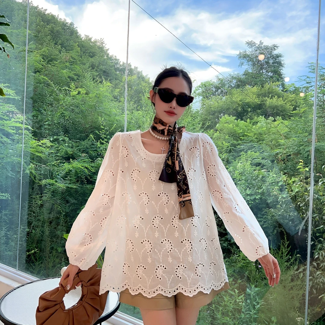 D701新款时尚洋气圆领镂空刺绣灯笼袖上衣
