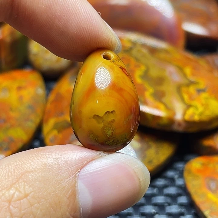 出***安玛瑙/玉髓未镶嵌颈饰
