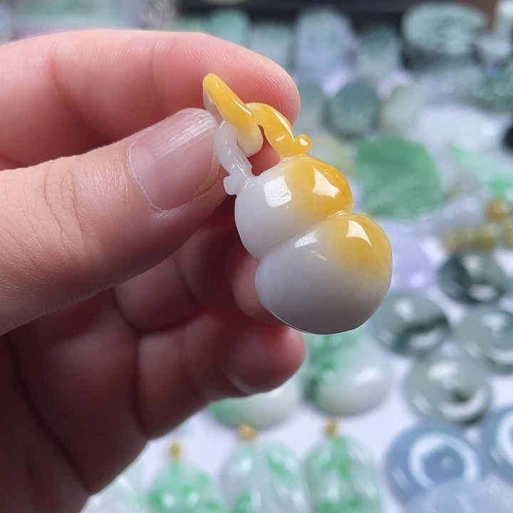 翡翠未镶嵌颈饰葫芦