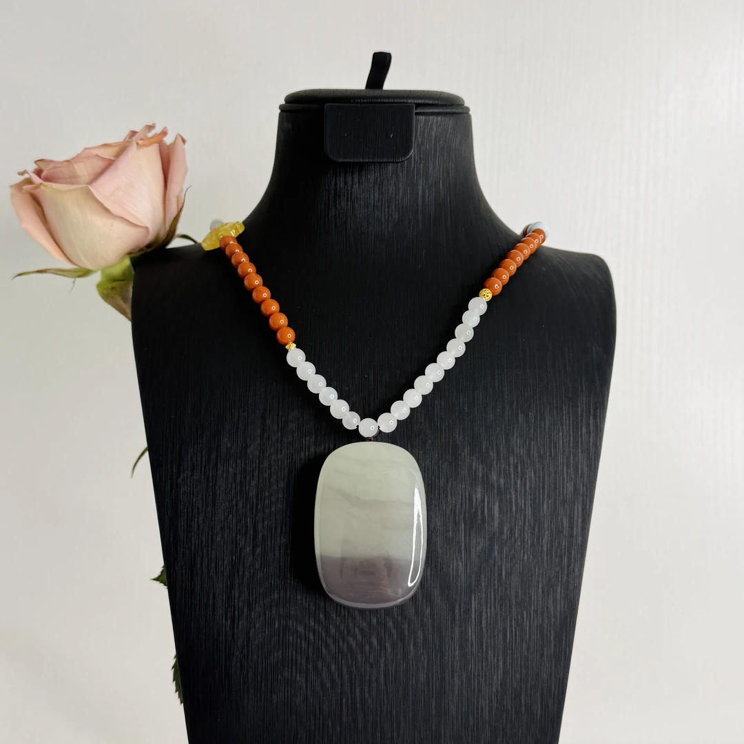 壹屿珠宝 和田玉典藏烟紫无事牌颈饰