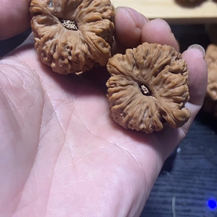 A***w吊坠文玩核桃南疆石小凹底