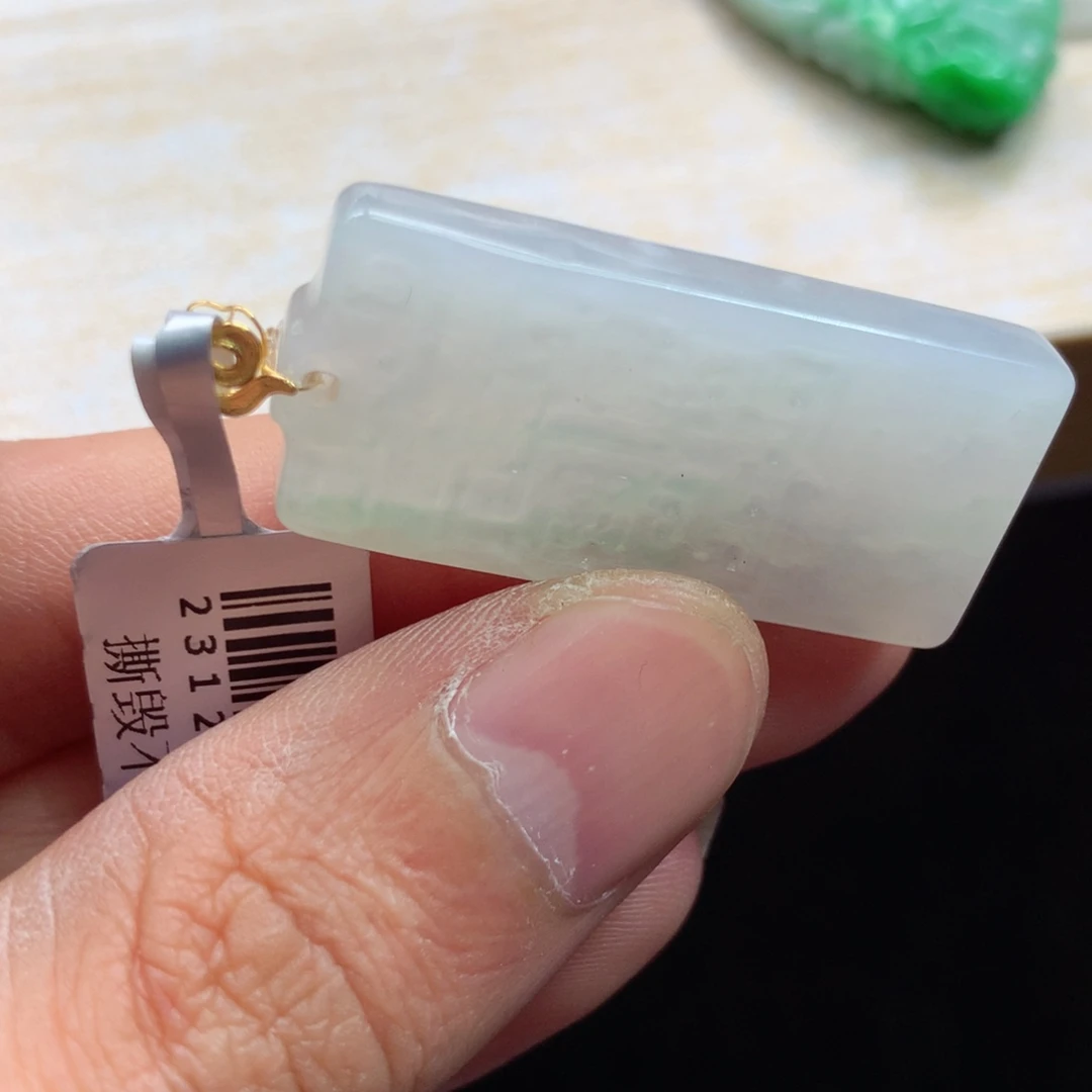 颈饰18K金镶嵌翡翠吊坠