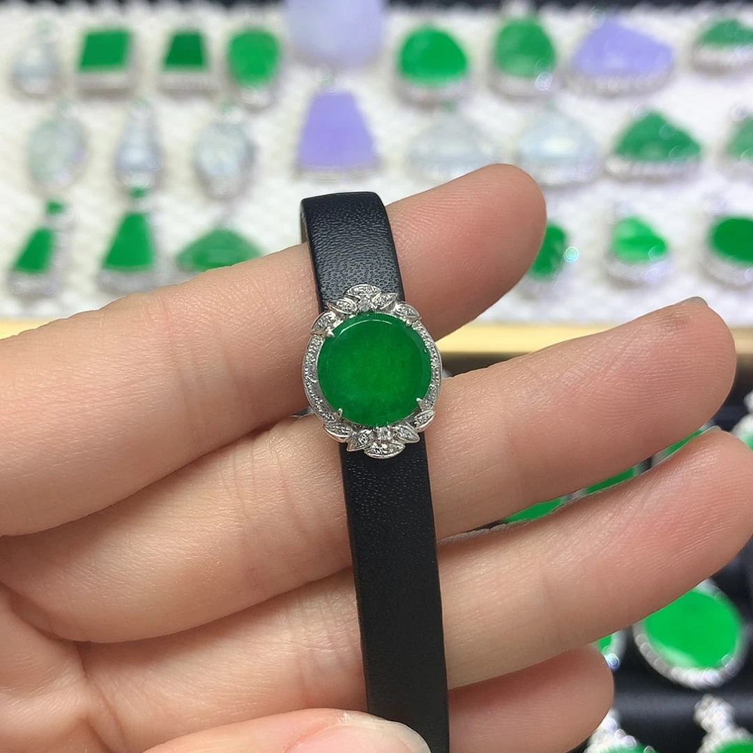 颈饰18K金镶嵌翡翠吊坠