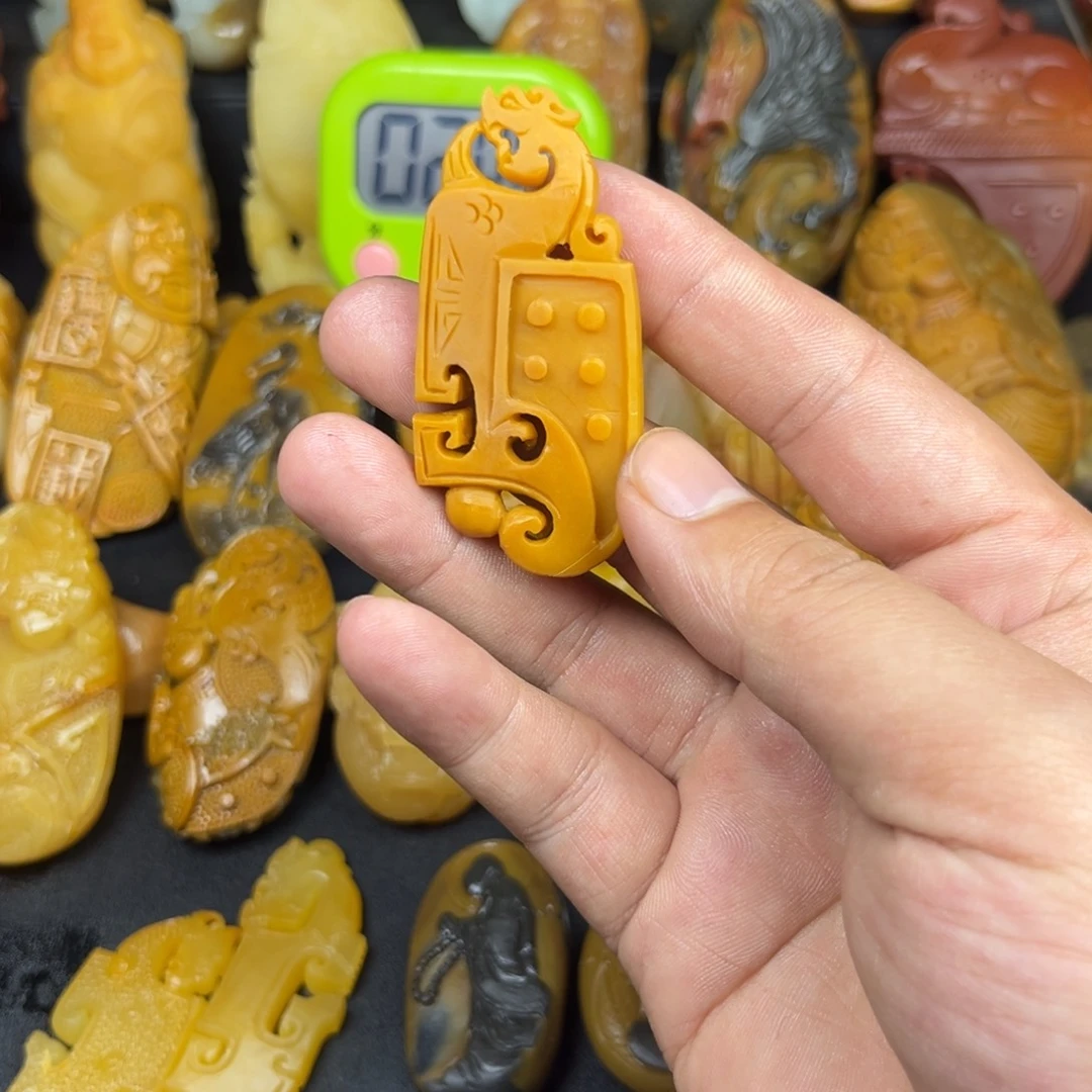 古***乐石英质玉合金颈饰