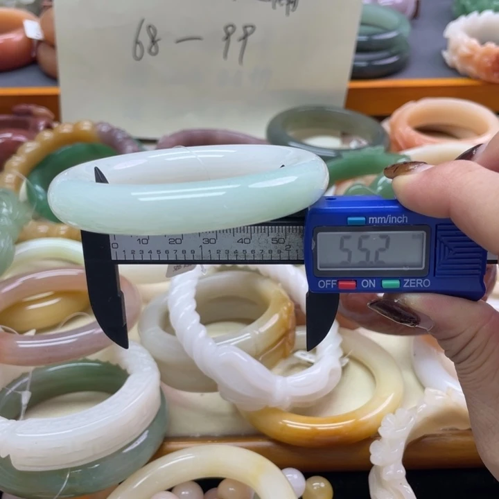 未镶嵌石英岩玉珠宝奇石