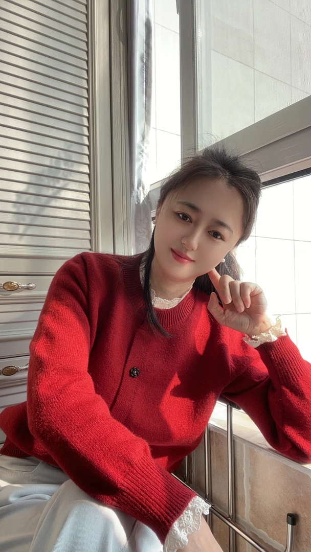 艾米丽新款花边拼接小衫