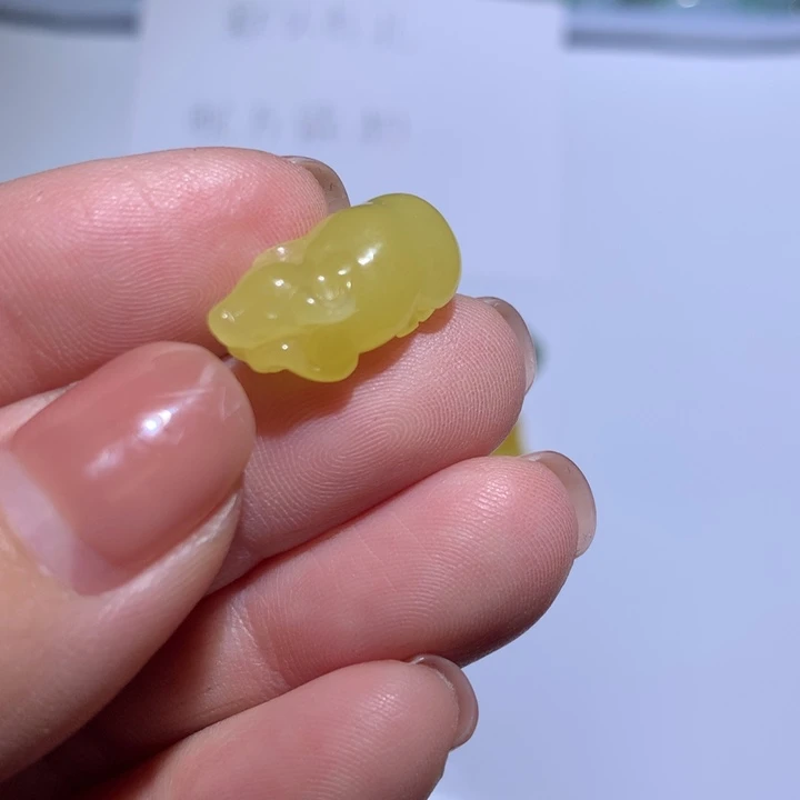 翡翠未镶嵌颈饰牛