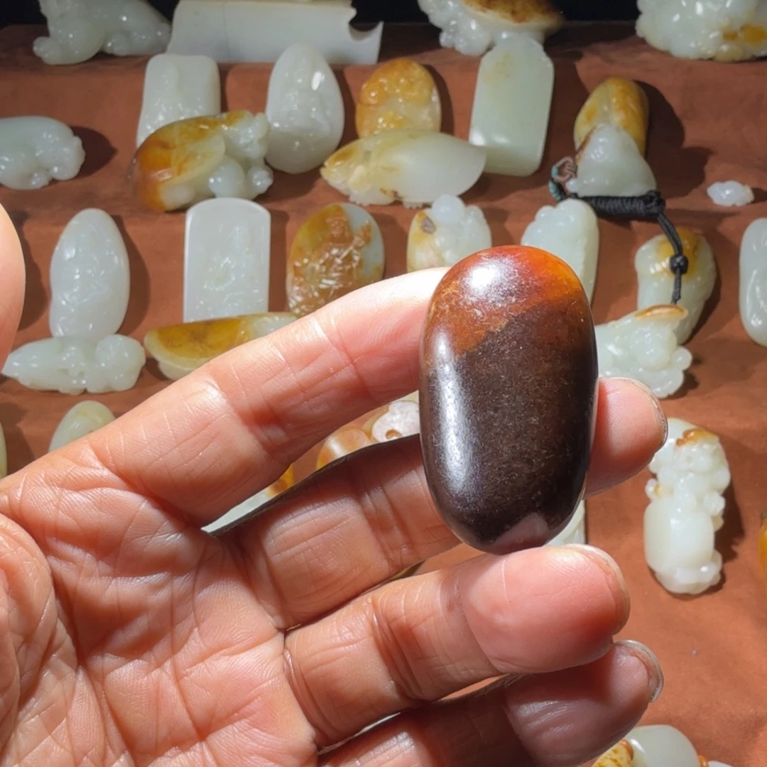 杨***门和田玉未镶嵌颈饰