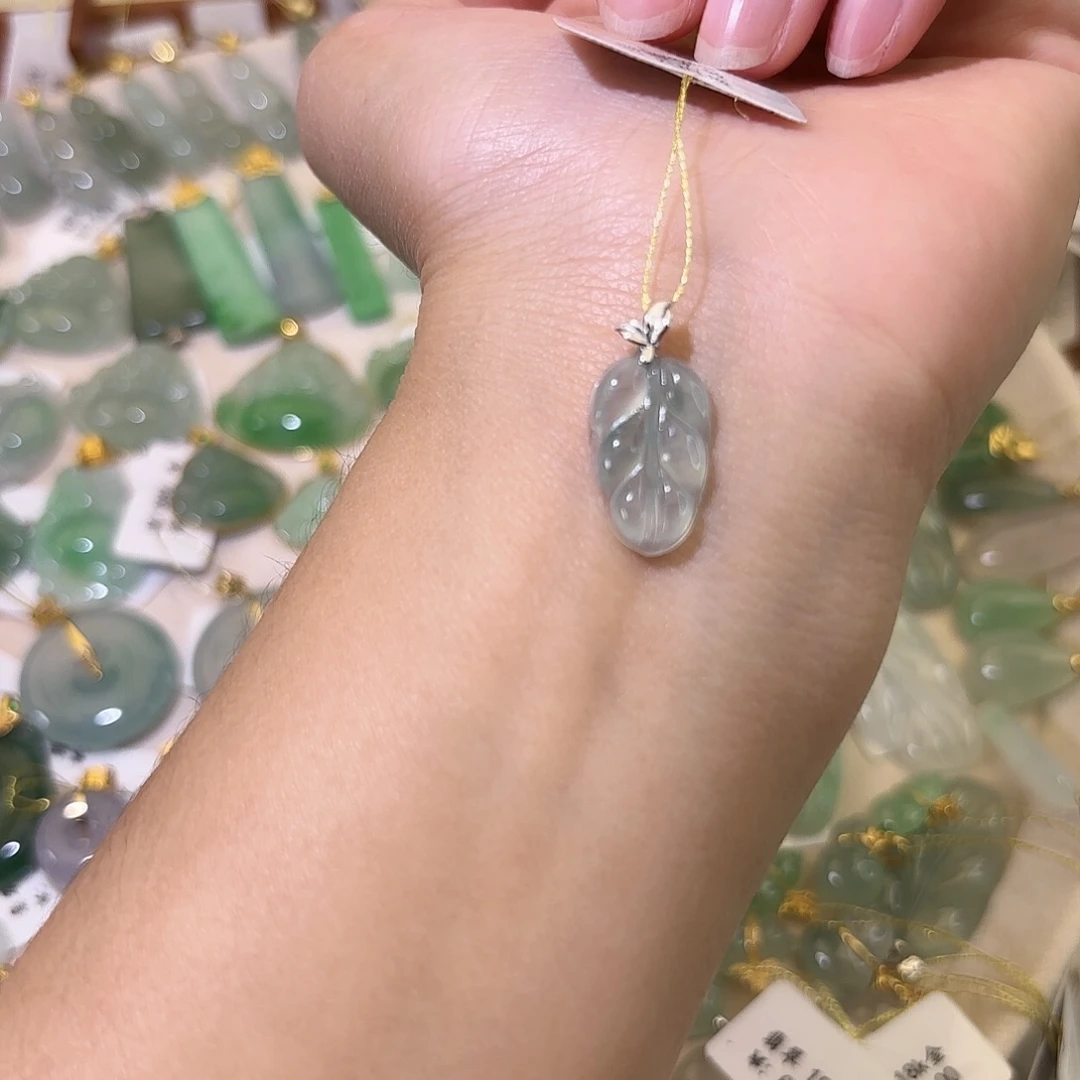 甜***橘翡翠18K金镶嵌颈饰叶子