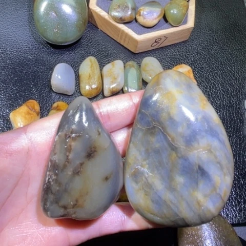 和田玉未镶嵌颈饰乐*哥