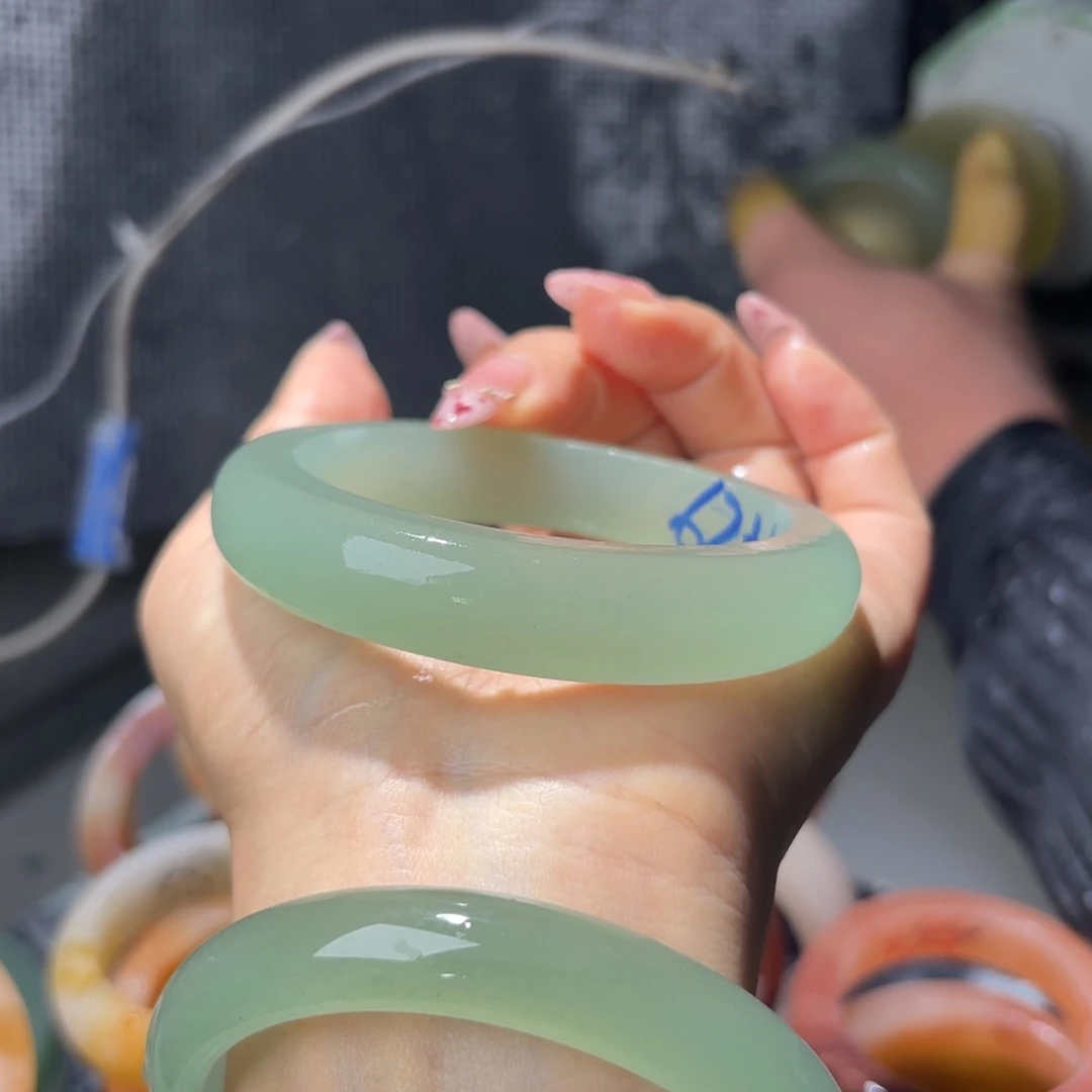 颜***涵石英质玉未镶嵌手镯