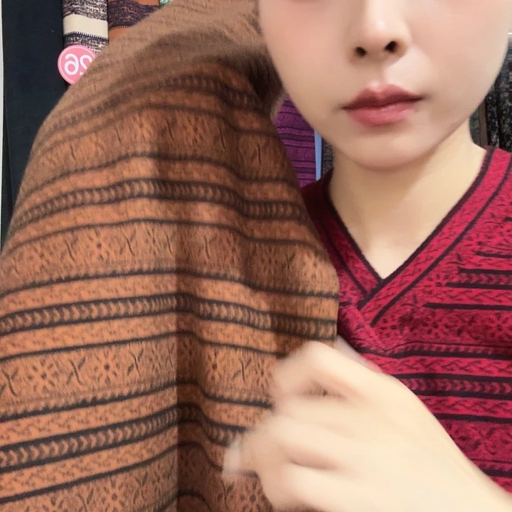 毛绒10号v领一件。