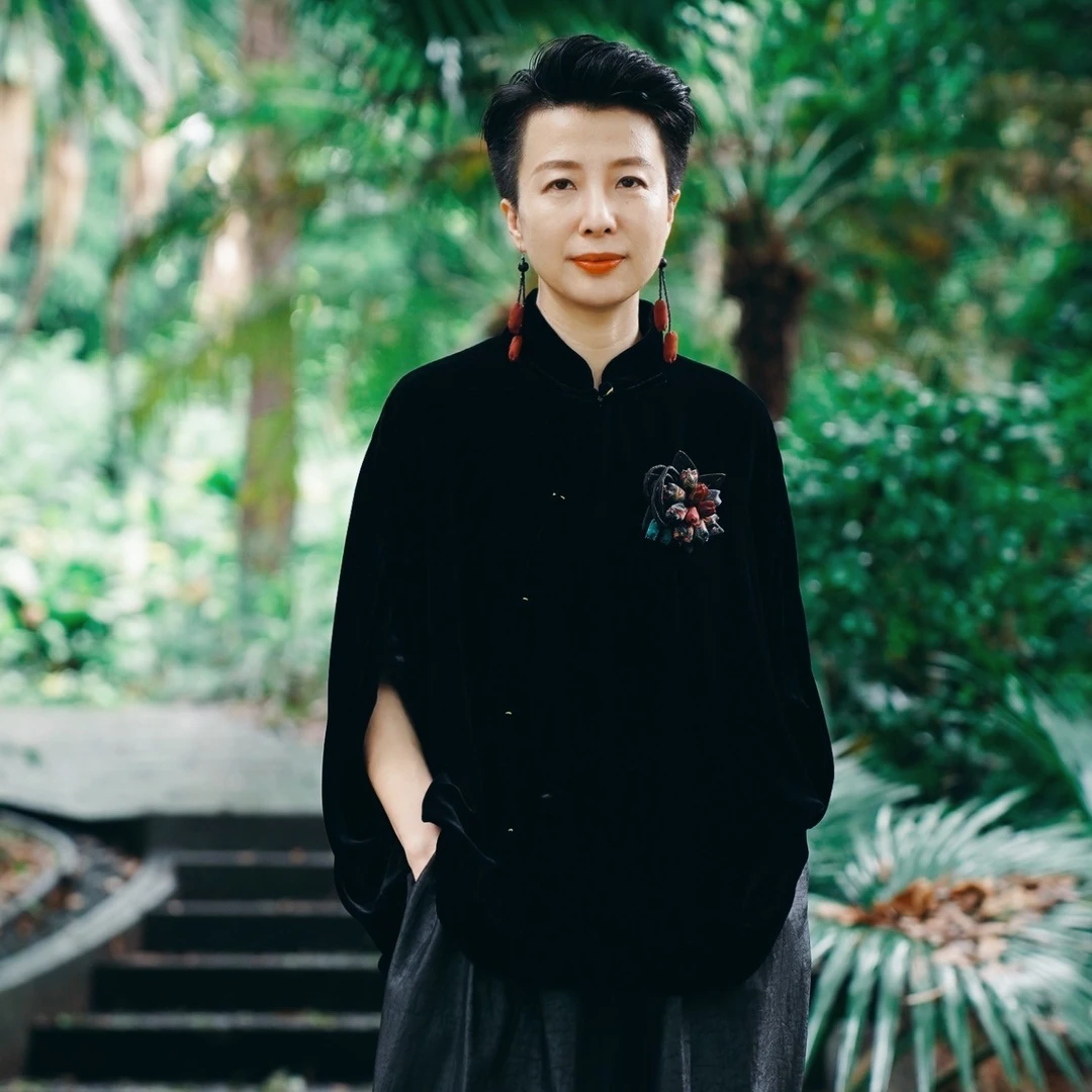 『疏影』复古中式国风黑色民族风宽松香云纱胸花丝绒上衣-S2K7450