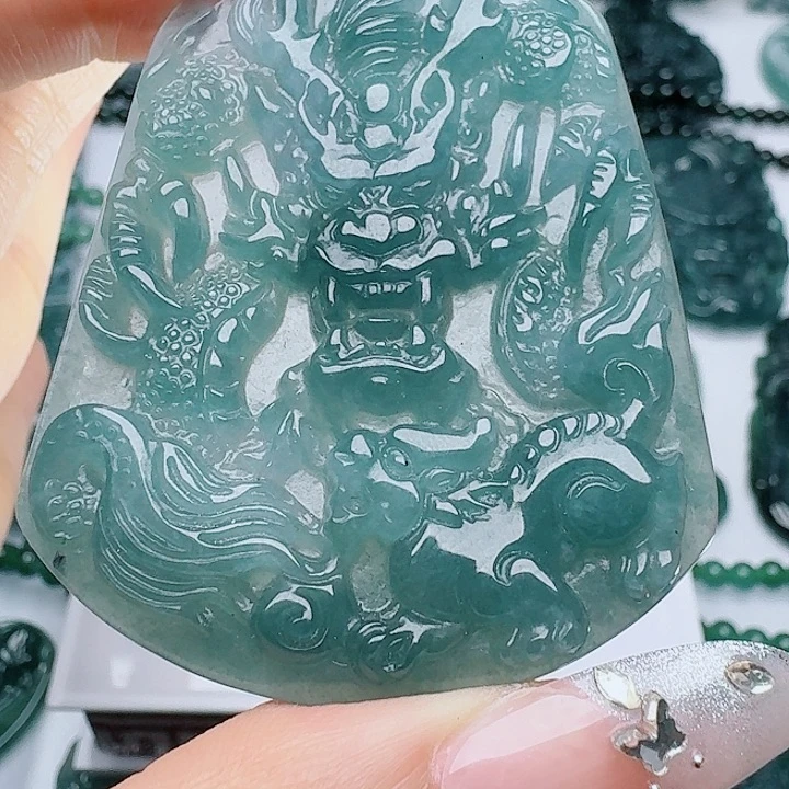 翡翠未镶嵌颈饰多样性发其一