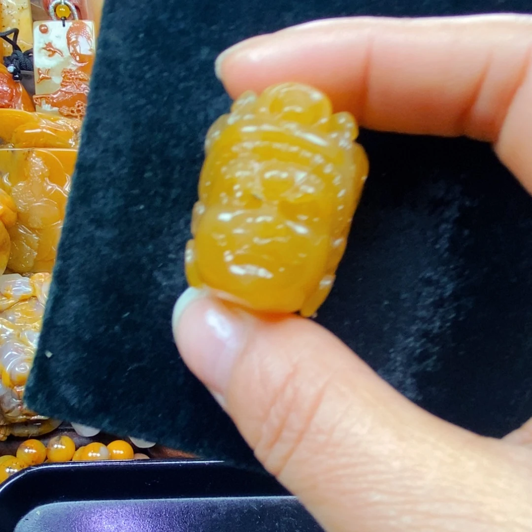 未镶嵌石英质玉（黄龙玉）颈饰