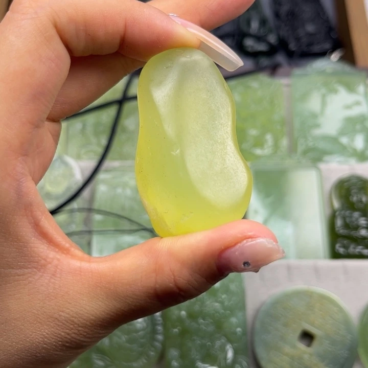 周***森蛇纹石玉未镶嵌颈饰
