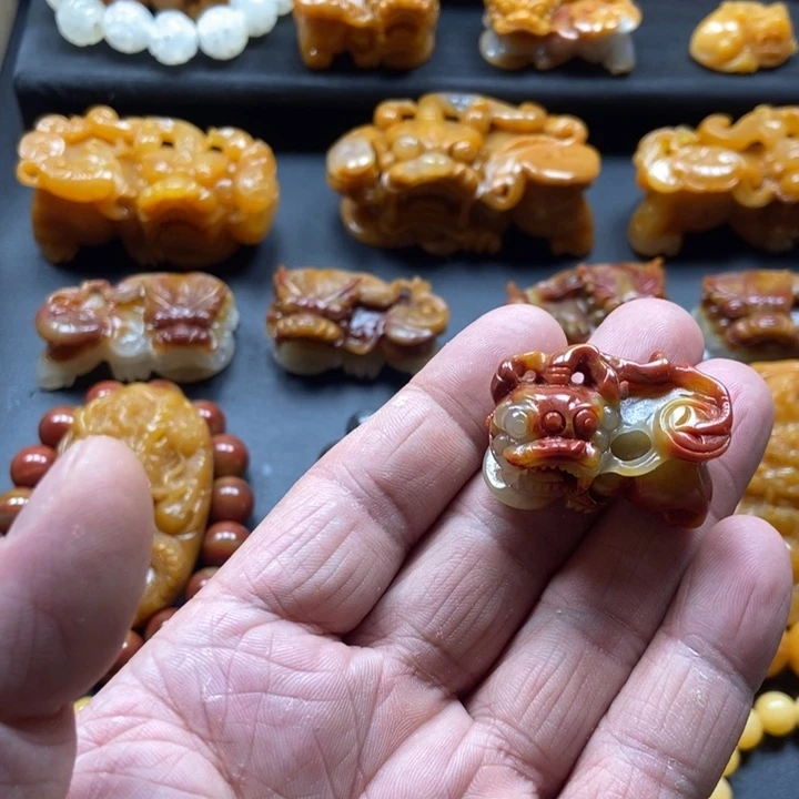 石英质玉（黄龙玉）未镶嵌颈饰