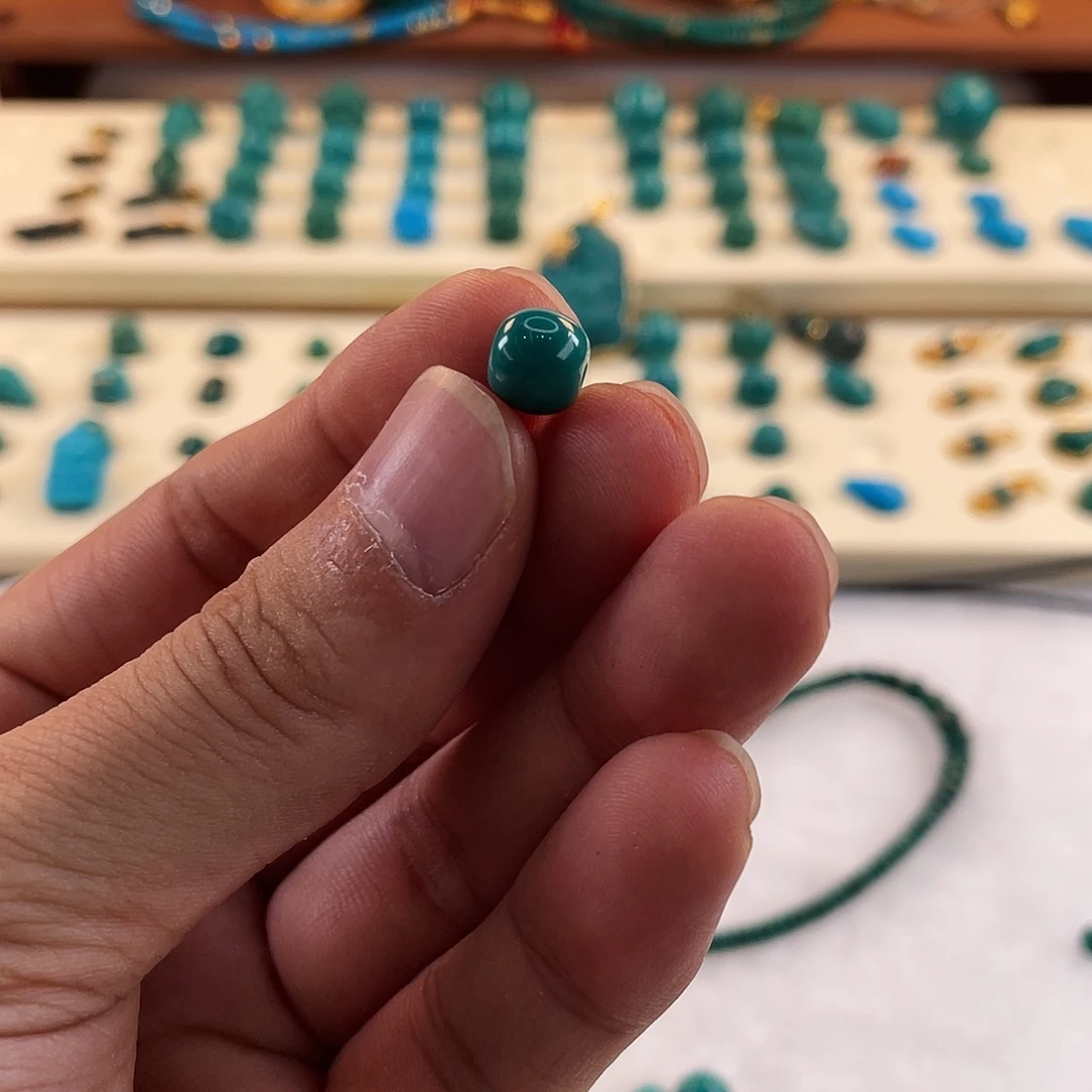 绿松石未镶嵌颈饰