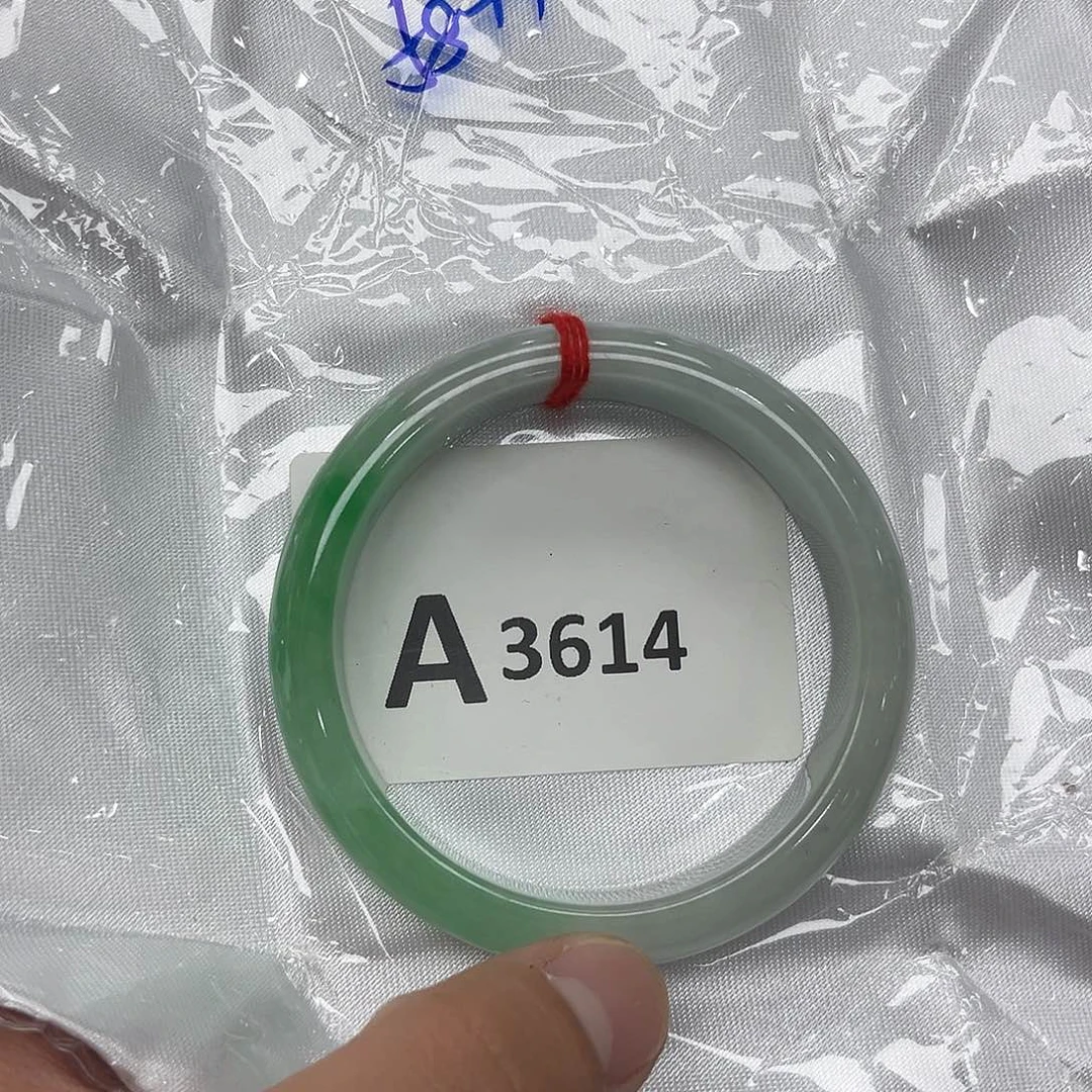 翡翠手镯未镶嵌默认瑕疵