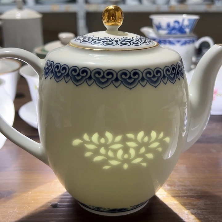 宝象万千茶壶一个